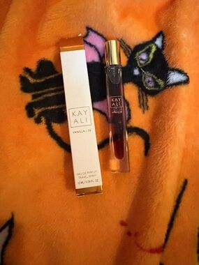 Kayali Vanilla 28 Travel Eau de Parfum Roller - Cream/Gold